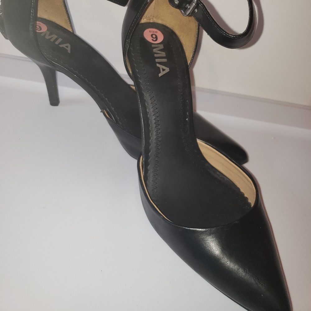 Black point toe heels
